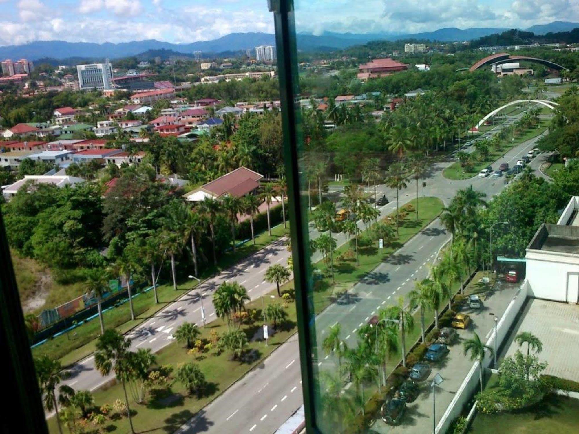 Likas Square Apartment Hotel Kota Kinabalu Zewnętrze zdjęcie