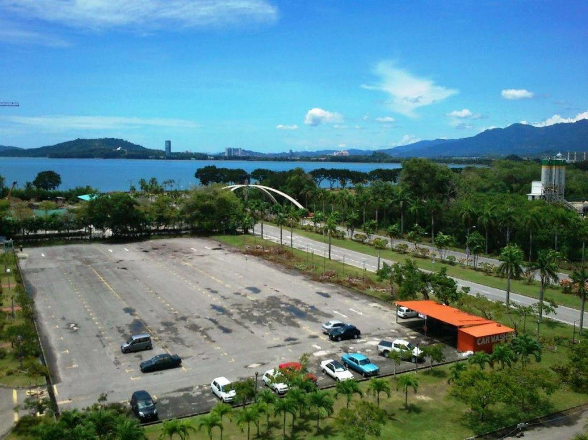Likas Square Apartment Hotel Kota Kinabalu Zewnętrze zdjęcie