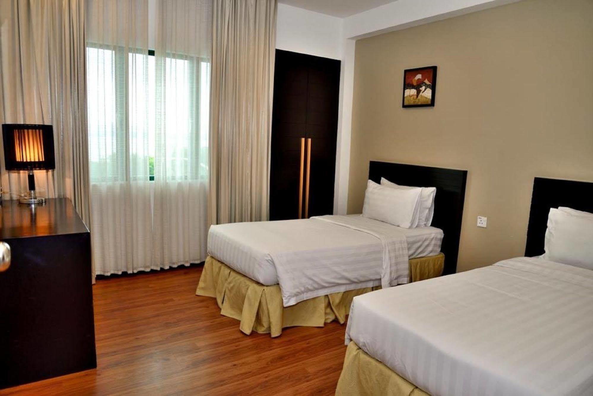 Likas Square Apartment Hotel Kota Kinabalu Zewnętrze zdjęcie